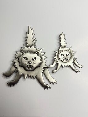 Set of 2 Vintage Collectible Designer Signed JJ Pewter Scared Cats Brooches Pins